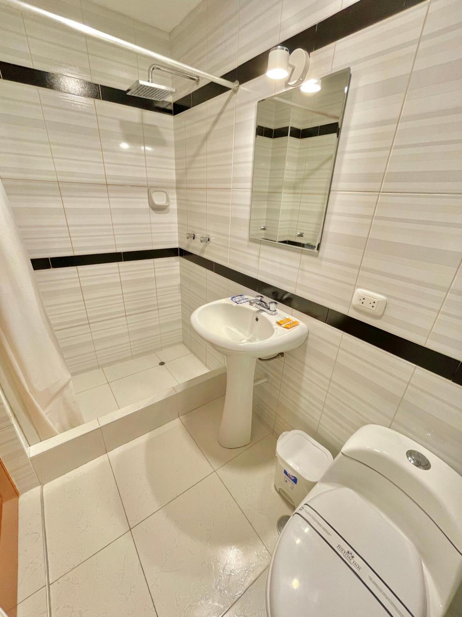 Jultom Inn Hotel & Suites トルヒーリョ エクステリア 写真